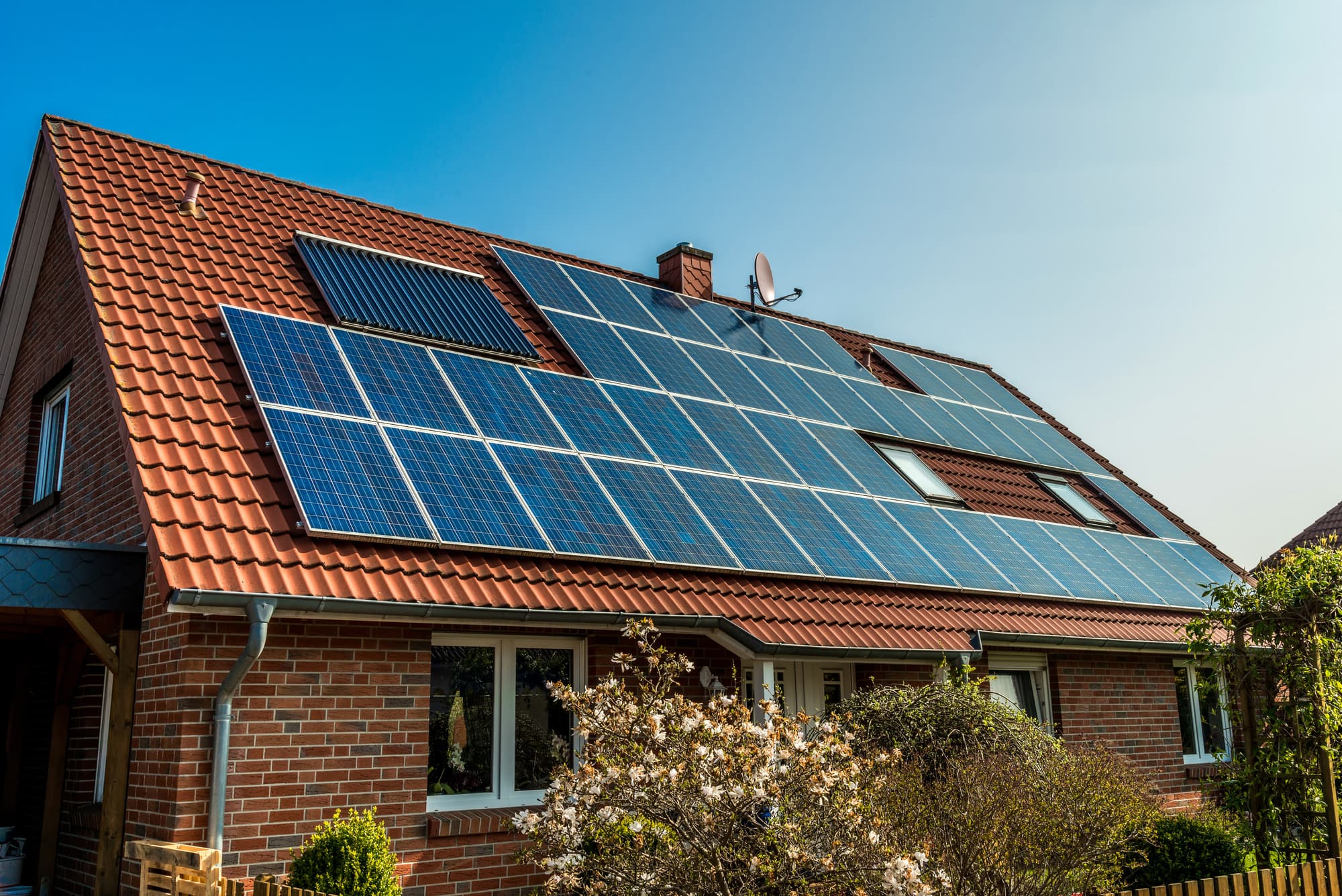 Lieferengpässe und Fachkräftemangel: Das Solarpanel ist auf dem Dach, aber  kein Strom im Netz